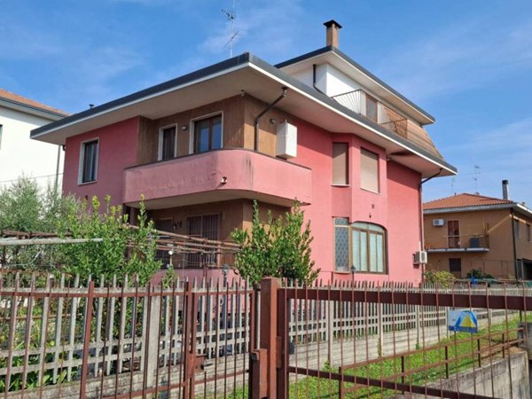 appartamento in vendita a Segrate in zona Redecesio