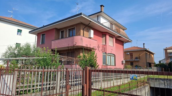 appartamento in vendita a Segrate in zona Redecesio