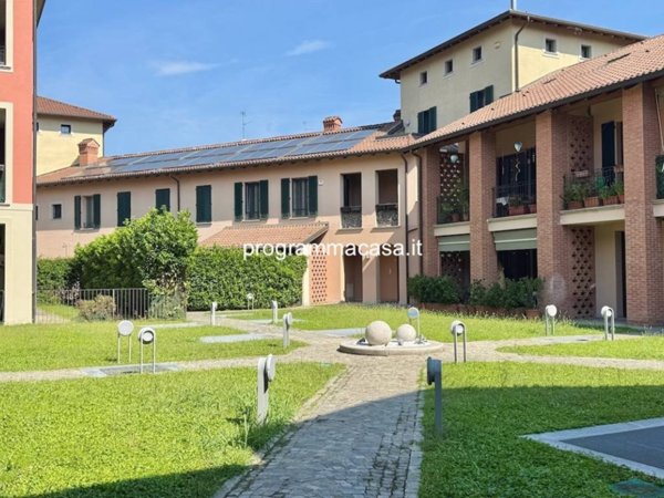 appartamento in vendita a Segrate in zona Redecesio