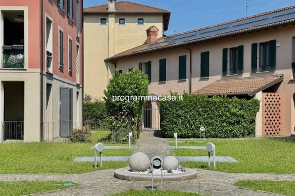 appartamento in vendita a Segrate in zona Redecesio