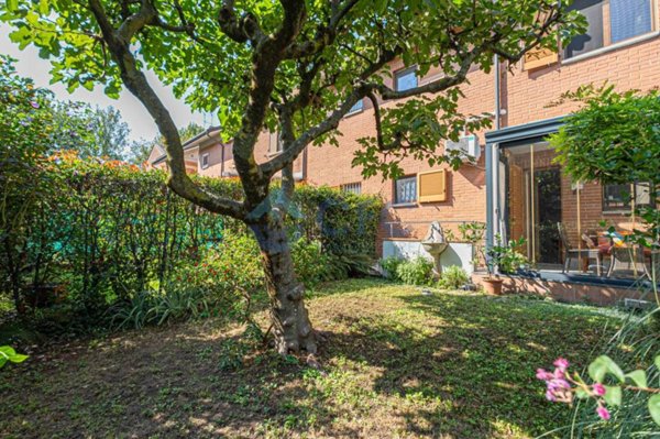 casa indipendente in vendita a Segrate in zona Rovagnasco