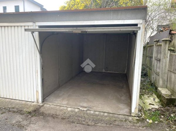 box auto in vendita a Segrate in zona Redecesio