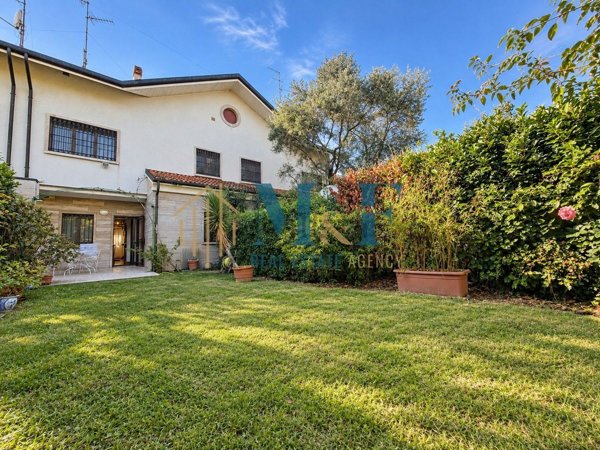 casa indipendente in vendita a Segrate in zona Rovagnasco
