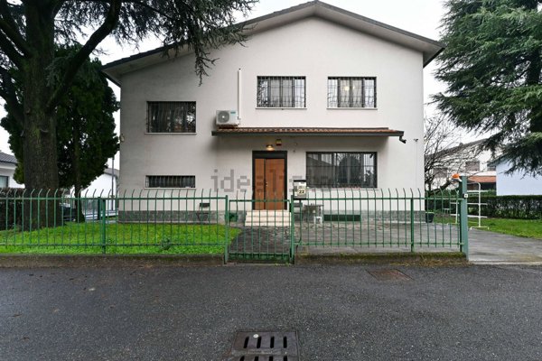 casa indipendente in vendita a Segrate