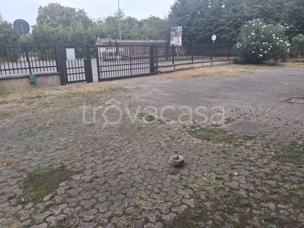 locale commerciale in vendita a Segrate in zona Novegro