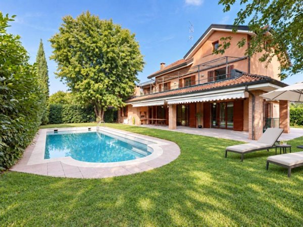 casa indipendente in vendita a Segrate in zona Rovagnasco