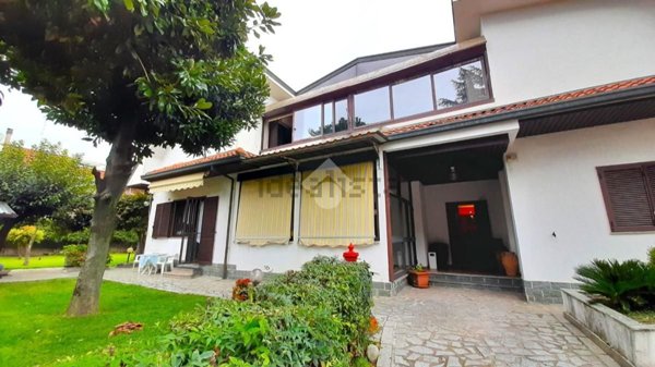 casa indipendente in vendita a Senago