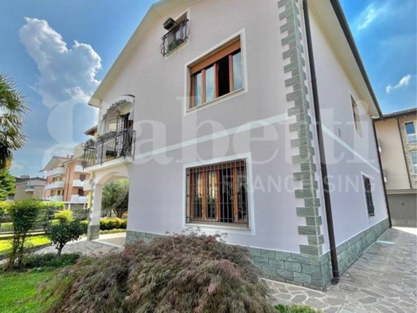 casa indipendente in vendita a Senago