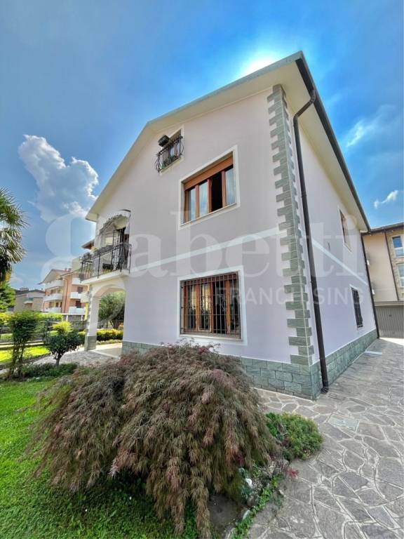 casa indipendente in vendita a Senago