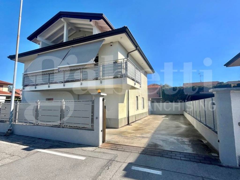 casa indipendente in vendita a Senago