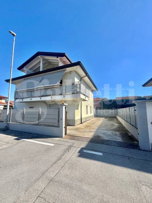 casa indipendente in vendita a Senago