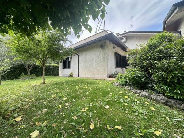 casa indipendente in vendita a Senago