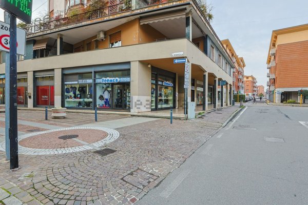 negozio in vendita a Senago
