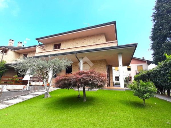 casa indipendente in vendita a Senago