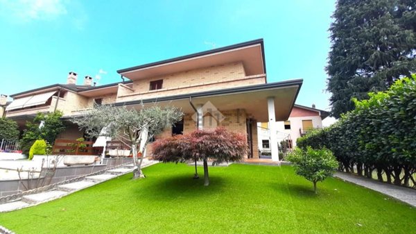 casa indipendente in vendita a Senago