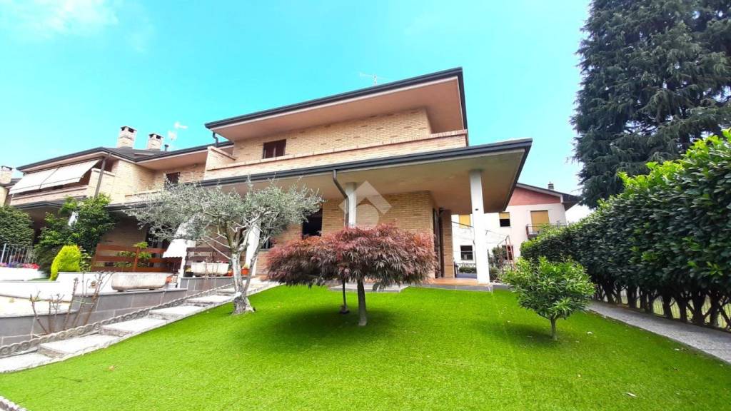 casa indipendente in vendita a Senago