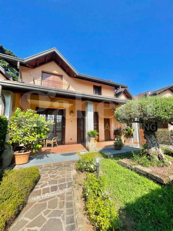 casa indipendente in vendita a Senago