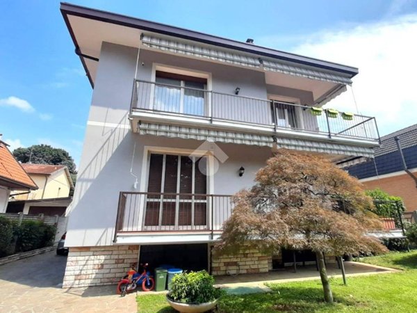 casa indipendente in vendita a Senago