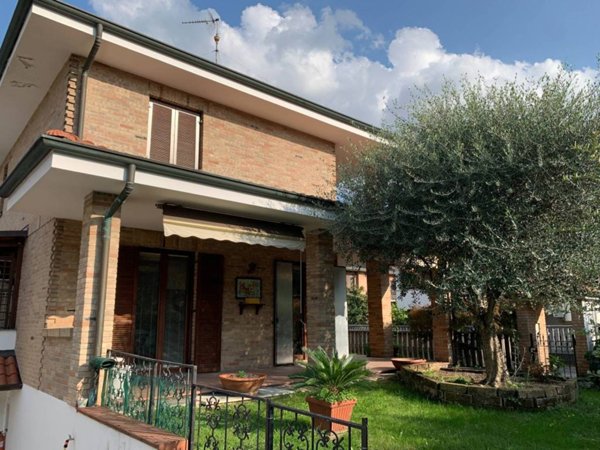 casa indipendente in vendita a Senago