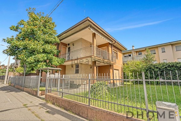 casa indipendente in vendita a Senago