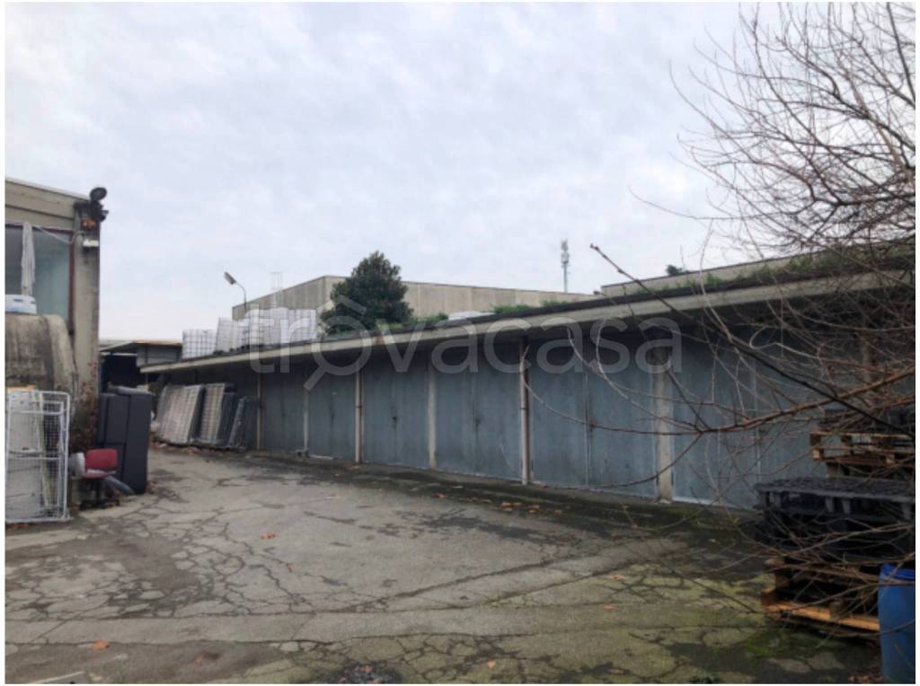 locale commerciale in vendita a Senago