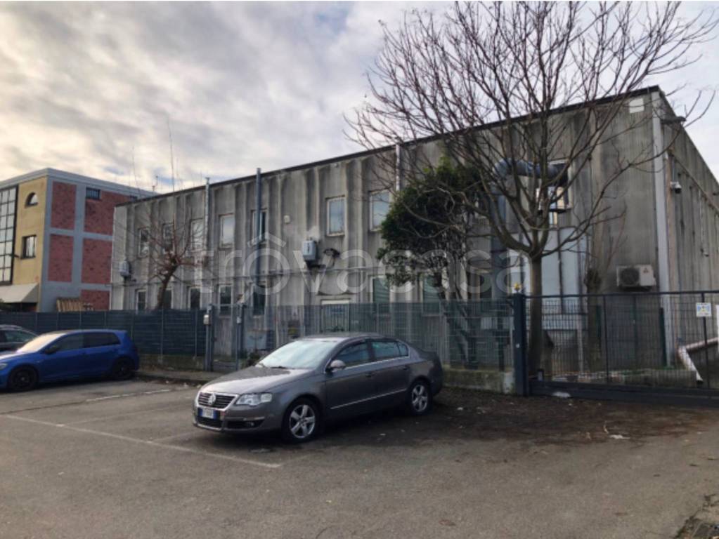 locale commerciale in vendita a Senago