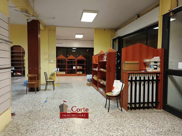 locale commerciale in vendita a Senago