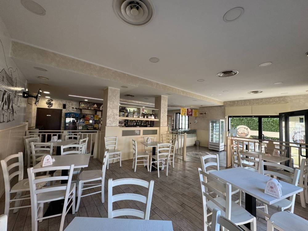 locale commerciale in vendita a Senago