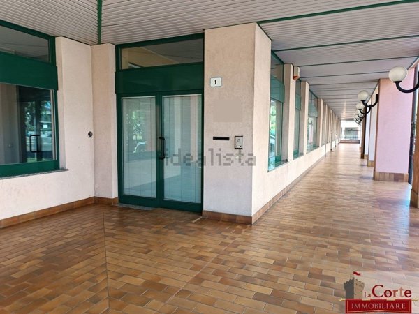 locale commerciale in vendita a Senago
