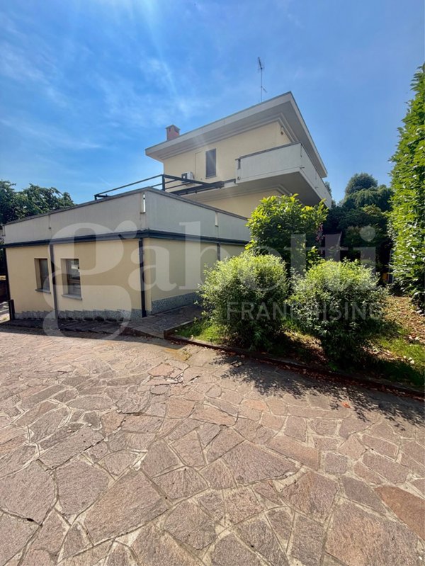 casa indipendente in vendita a Senago