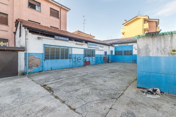 capannone in vendita a Senago