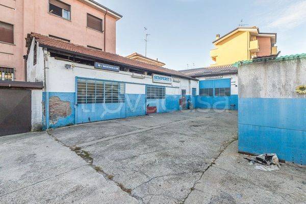 capannone in vendita a Senago
