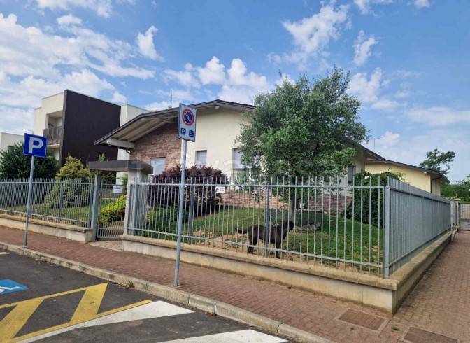 casa indipendente in vendita a Senago
