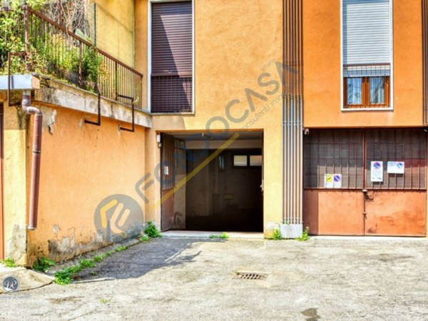 locale commerciale in vendita a Senago