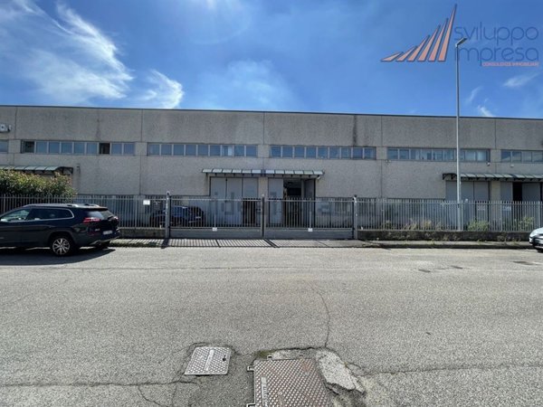 capannone in vendita a Senago
