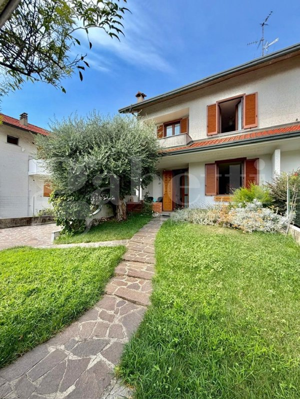casa indipendente in vendita a Senago