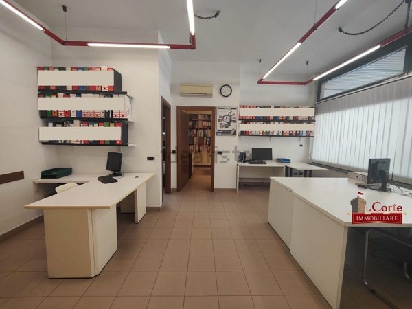 locale commerciale in vendita a Senago