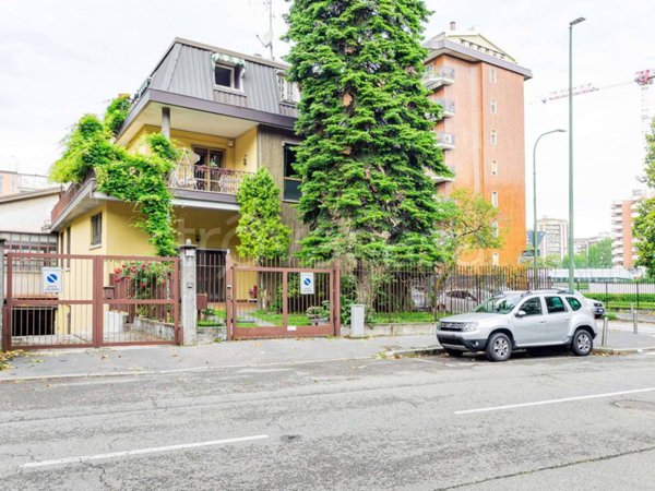 casa indipendente in vendita a Sesto San Giovanni in zona Rondò/Torretta