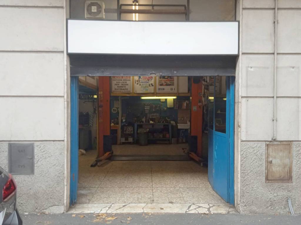 negozio in vendita a Sesto San Giovanni in zona Pelucca/Villaggio Falck