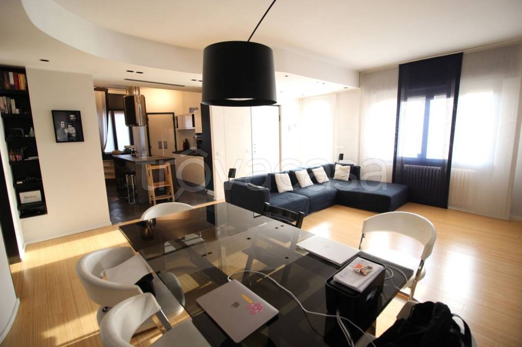 casa indipendente in vendita a Sesto San Giovanni in zona Rondinella