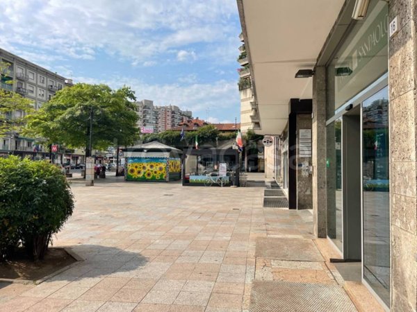 negozio in vendita a Sesto San Giovanni in zona Rondò/Torretta