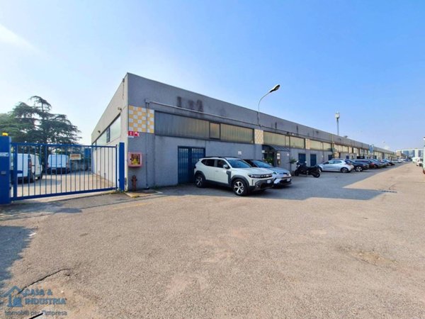 locale commerciale in vendita a Sesto San Giovanni in zona Rondò/Torretta