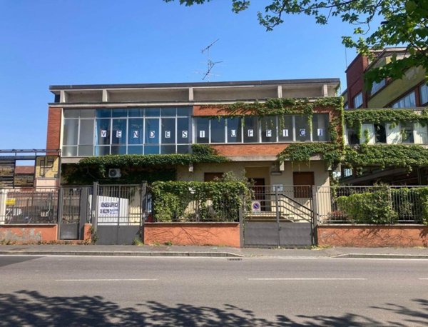 negozio in vendita a Sesto San Giovanni in zona Pelucca/Villaggio Falck