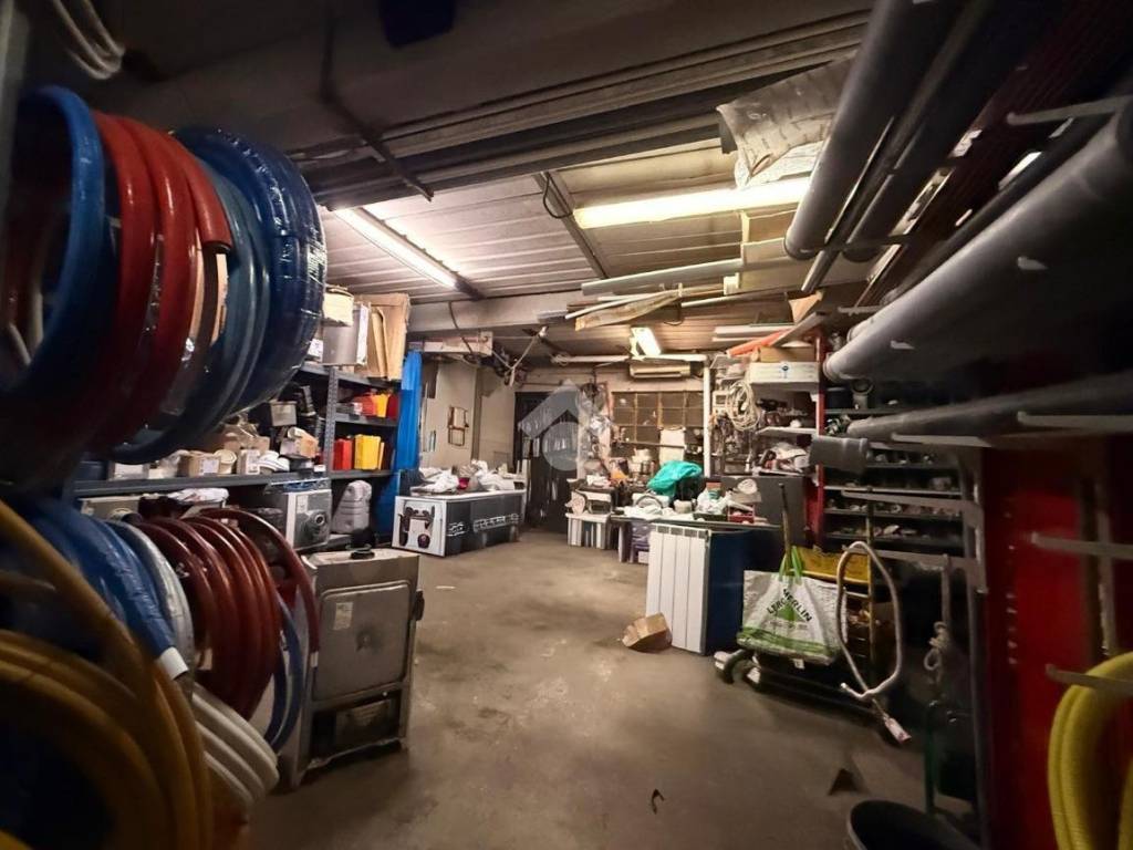 locale commerciale a Sesto San Giovanni in zona Pelucca/Villaggio Falck