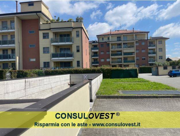 locale commerciale a Sesto San Giovanni in zona Pelucca/Villaggio Falck