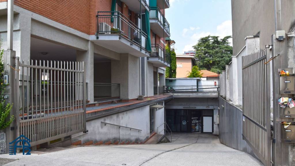 locale commerciale in vendita a Sesto San Giovanni in zona Rondinella