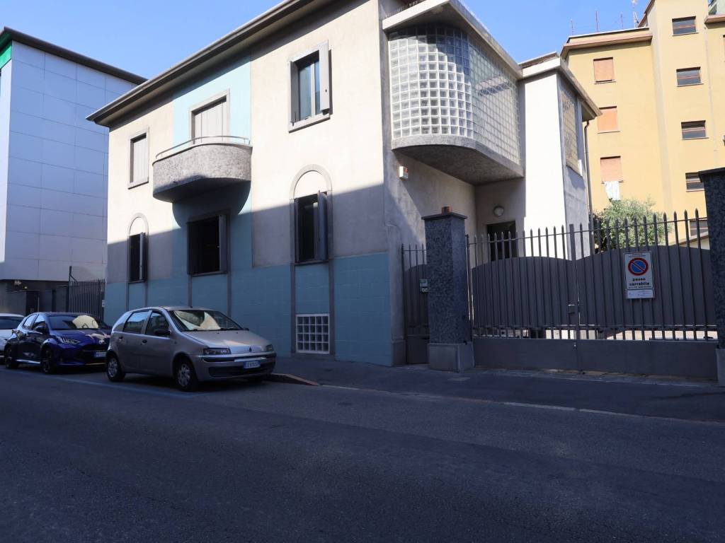 casa indipendente in vendita a Sesto San Giovanni in zona Rondò/Torretta