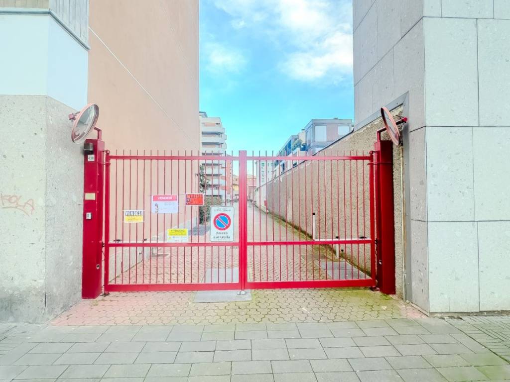 box auto in vendita a Sesto San Giovanni in zona Rondinella