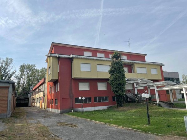 locale commerciale in vendita a Settala