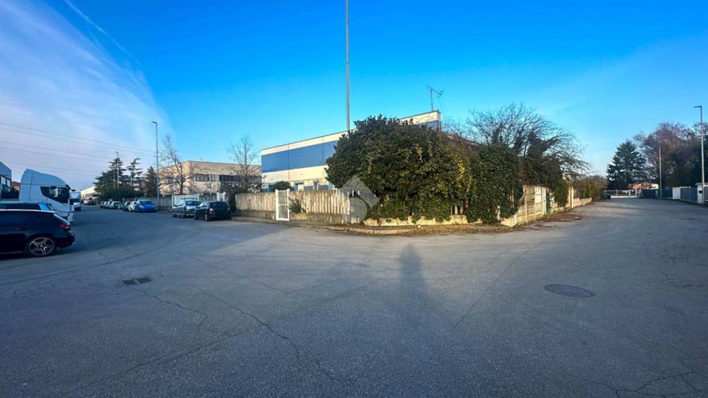 locale commerciale in vendita a Settala